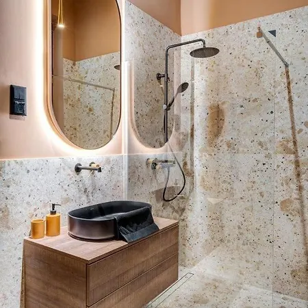 Stylish 2br In Historic Palace District Daire