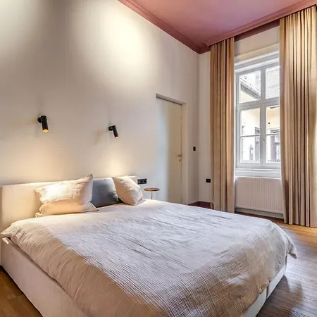 Stylish 2br In Historic Palace District