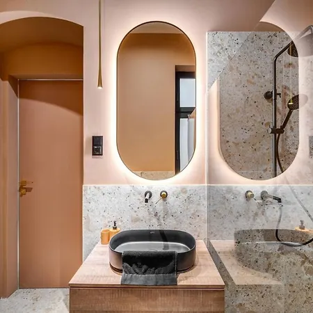 Stylish 2br In Historic Palace District *