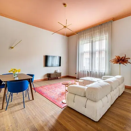 Stylish 2br In Historic Palace District