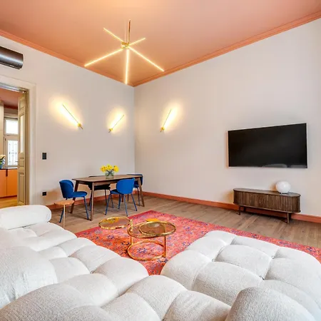 Stylish 2br In Historic Palace District Daire